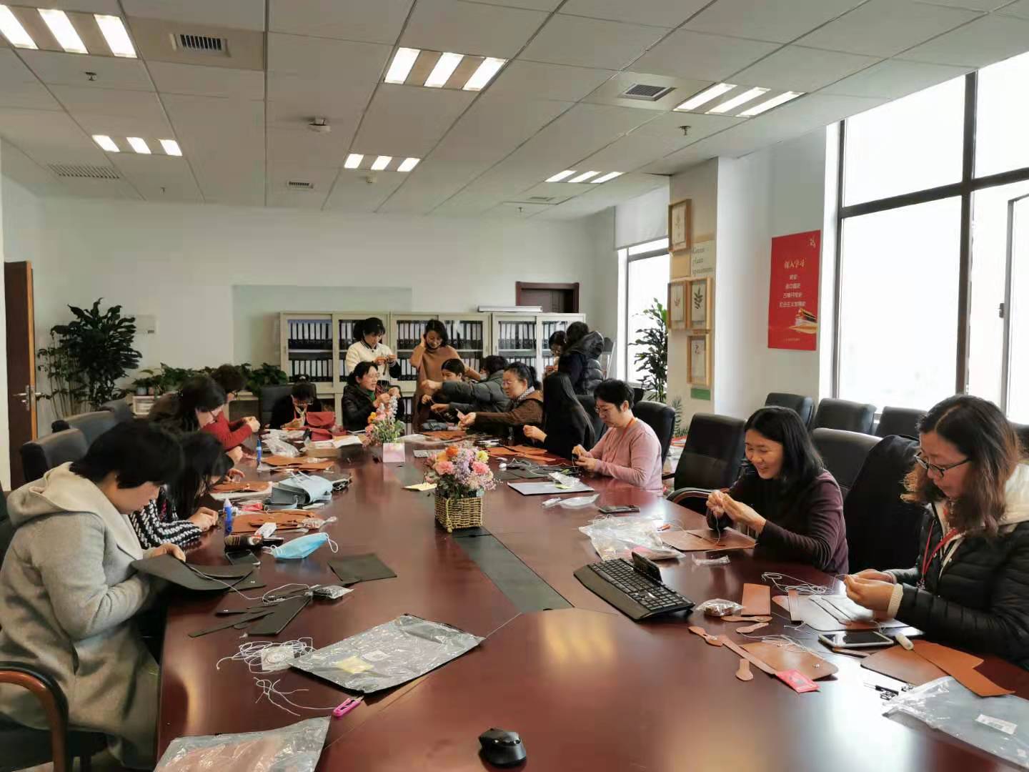 药学院女教工庆祝三八国际劳动妇女节 ——"手工包,永生花"制作活动