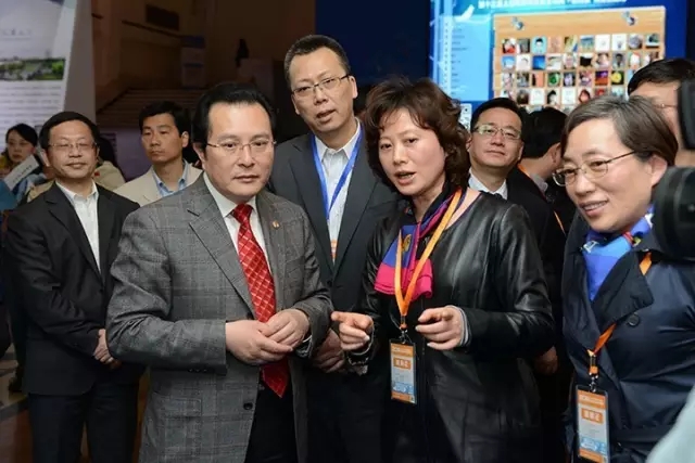 工作人员正在为上海市教卫工作党委副书记沈炜(左二)介绍.