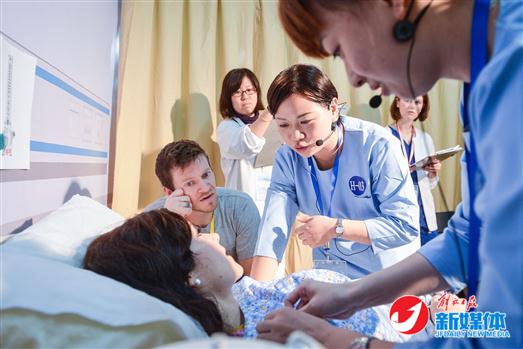 好4&ldquo;标准病人&rdquo;和&ldquo;病人家属&rdquo;和护士、准护士用英语进行护患沟通。