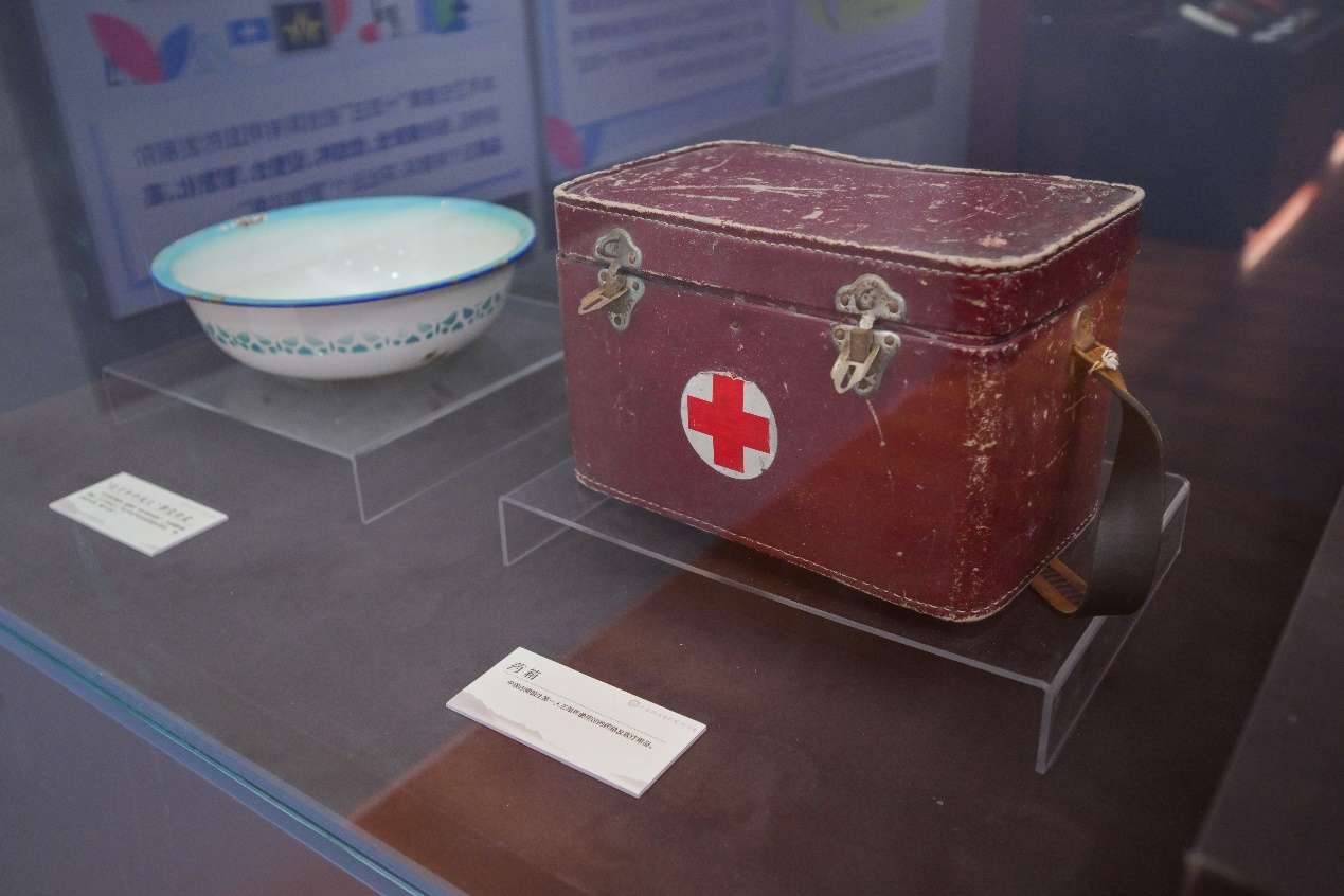 桌子上放着几个行李箱 描述已自动生成