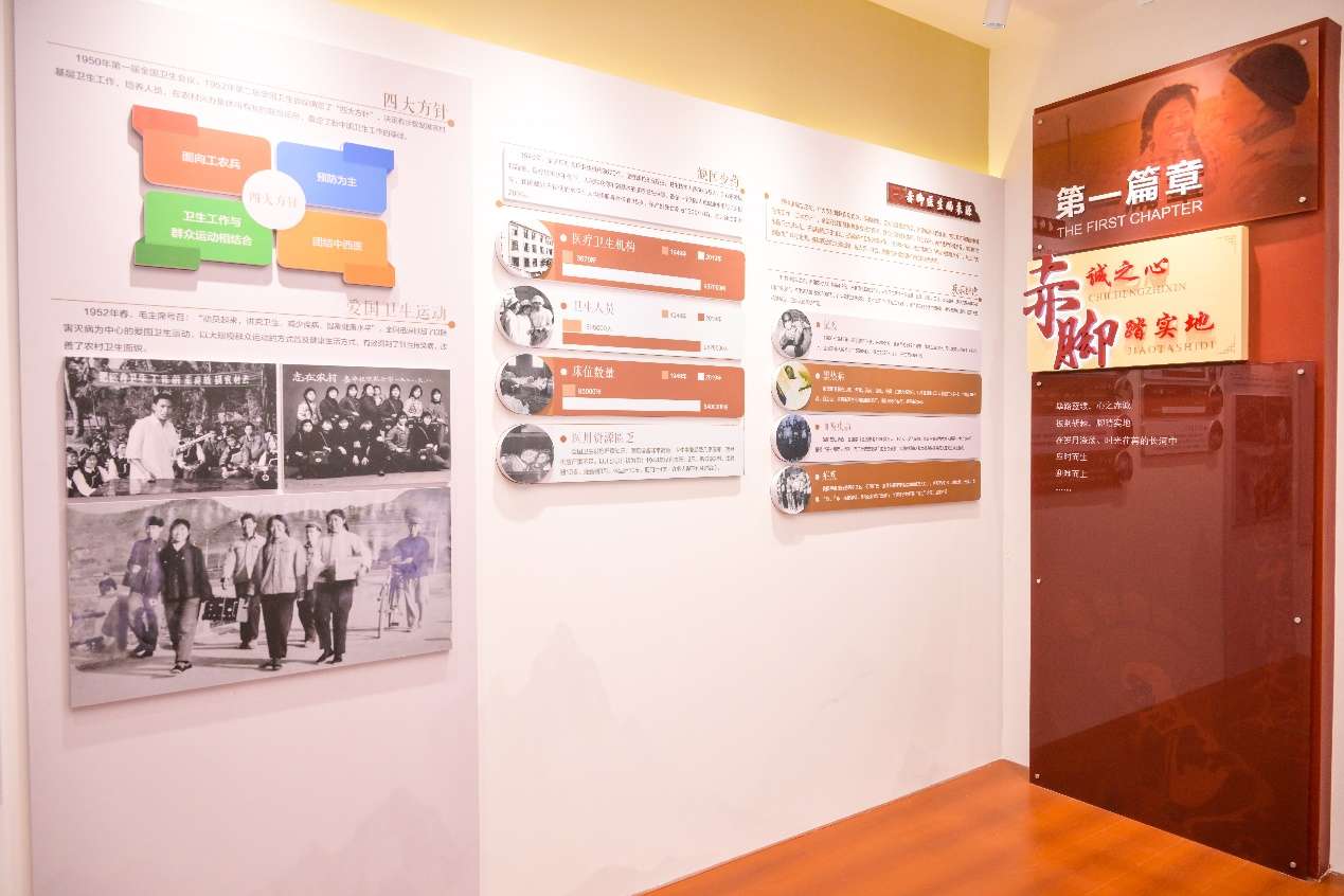 冰箱上贴着许多海报 描述已自动生成