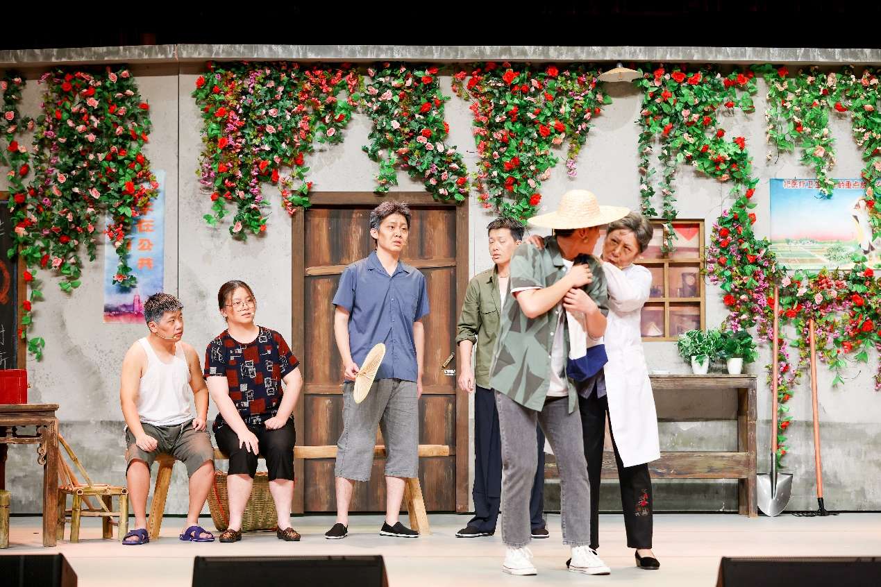 一群人站在台上 中度可信度描述已自动生成