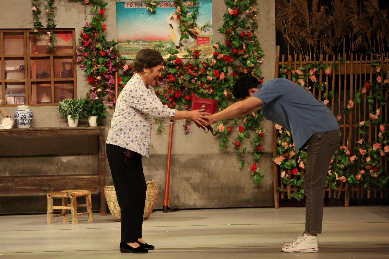 男人和女人在街道边玩滑板 低可信度描述已自动生成